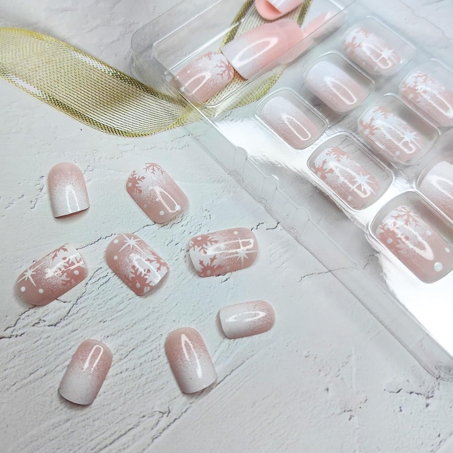 Christmas Press on Nails Short Square Fake Nails with White Snowflake Designs Glossy Gradient Winter Xmas Acrylic Nails Nude White Ombre Full Cover False Nails for Women Girls Manicure 24Pcs